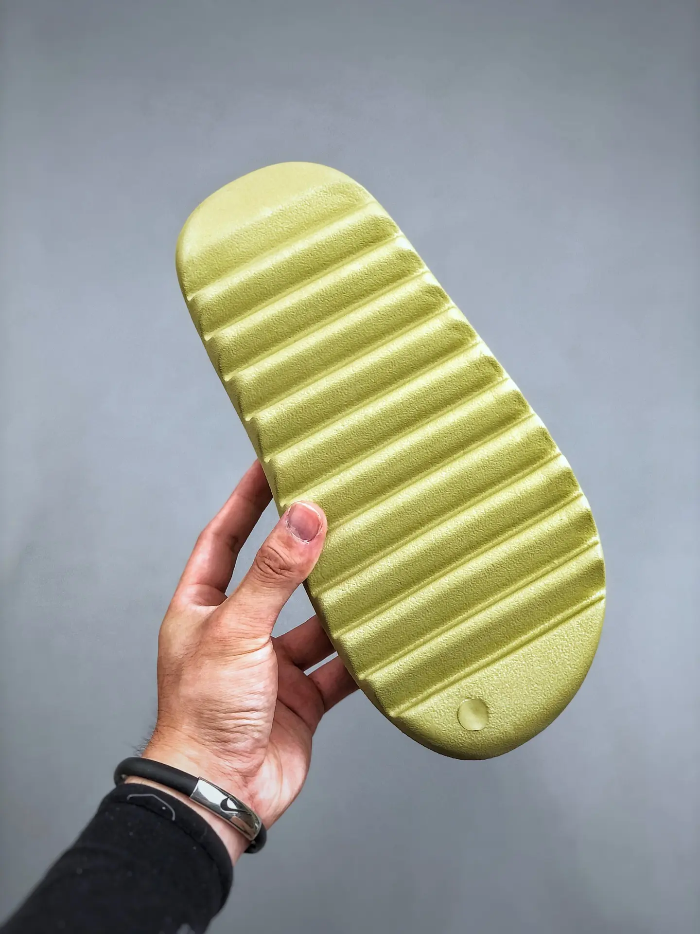 YASSW | A Comprehensive Review of Yeezy Slides: The Perfect Blend of Style and Comfort